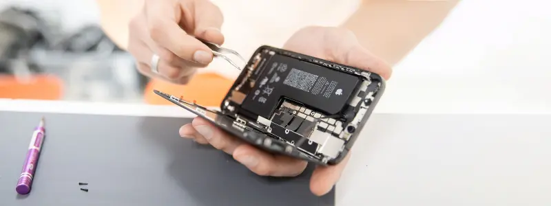 iPhone szerviz Budapesten, akár 1 órán belüli javítással. Kijelzőcsere, akkucsere, Face ID, töltési hiba javítás. Garanciával, korrekt áron.
